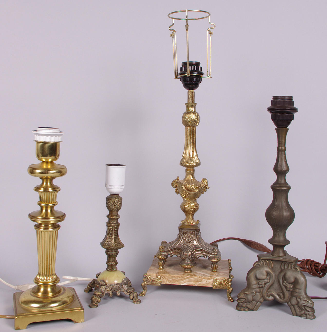 BORDSLAMPOR, 4 stycken, mässing, alabaster m.m.