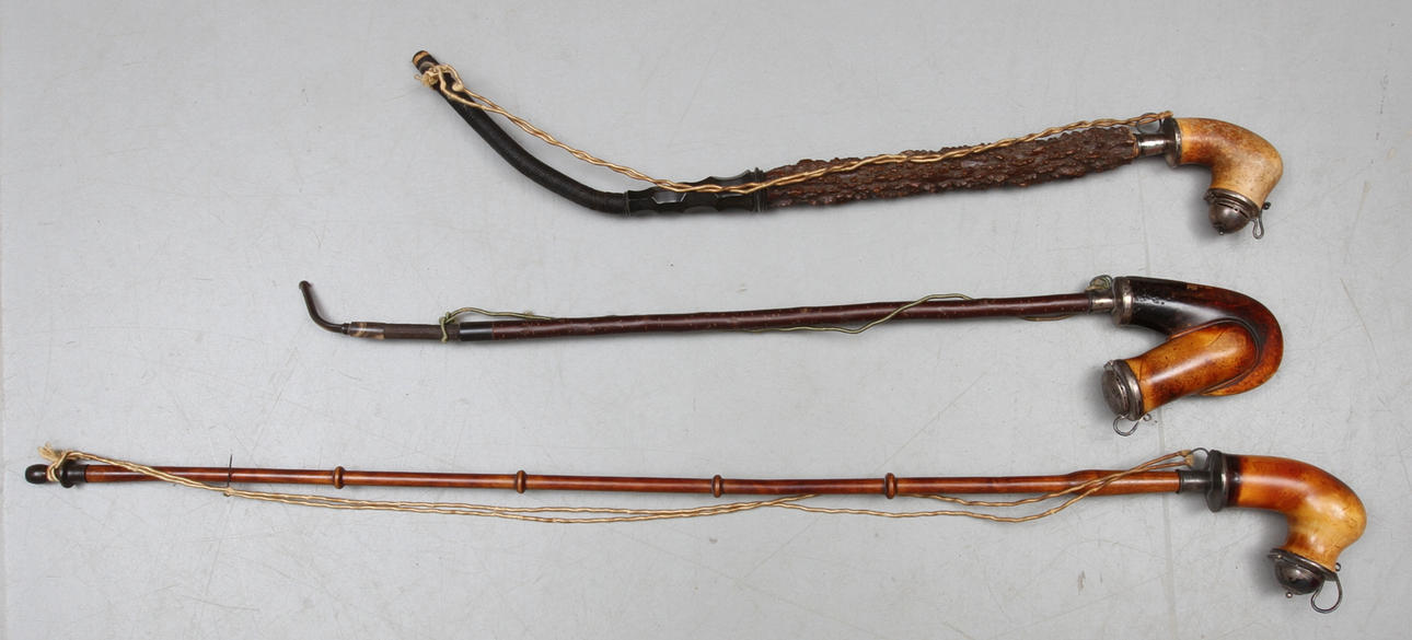 LÅNGPIPOR, 3 st, sjöskum, med silverbeslag, 1800-tal.