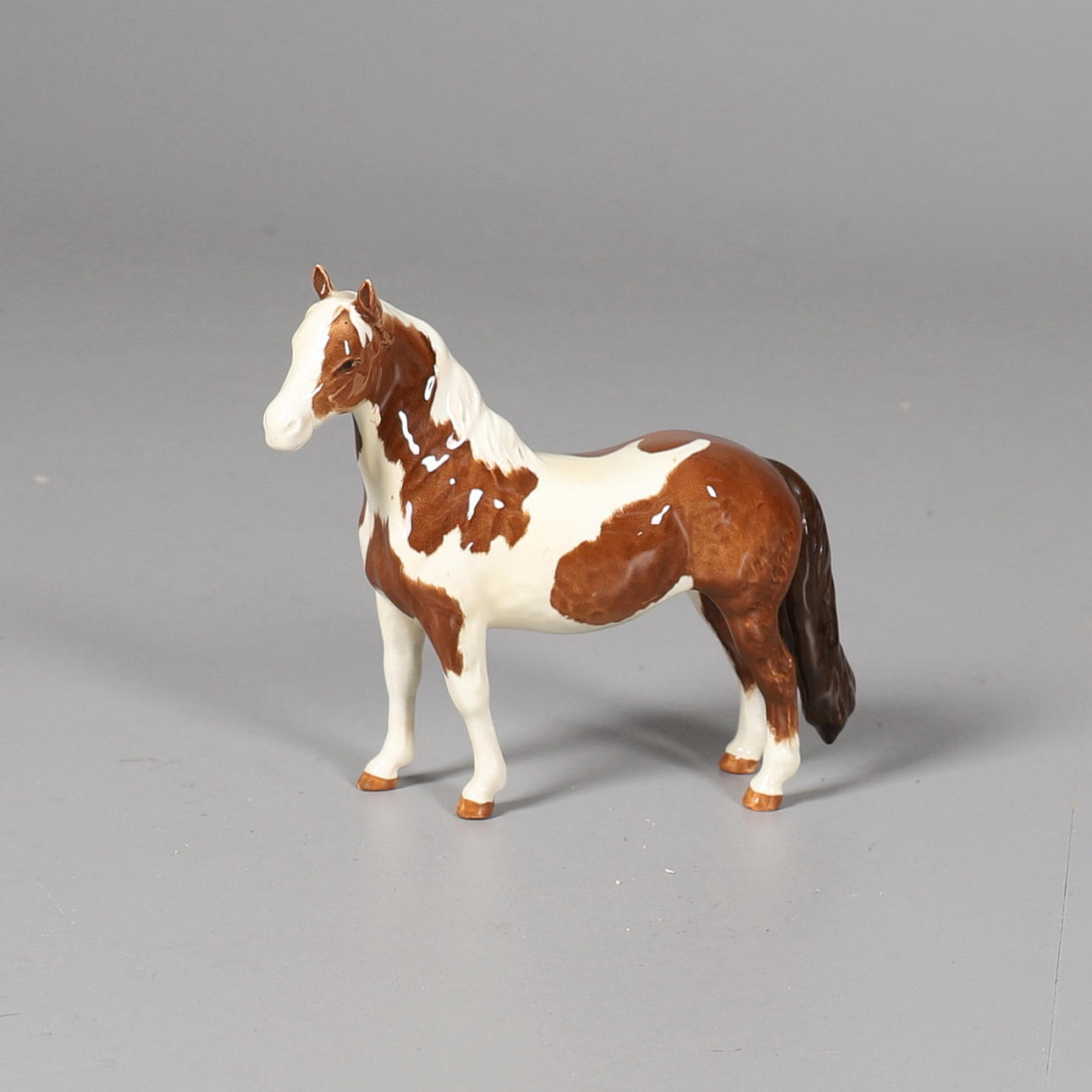 A BESWICK SKEWBALD PONY MODEL 1373.