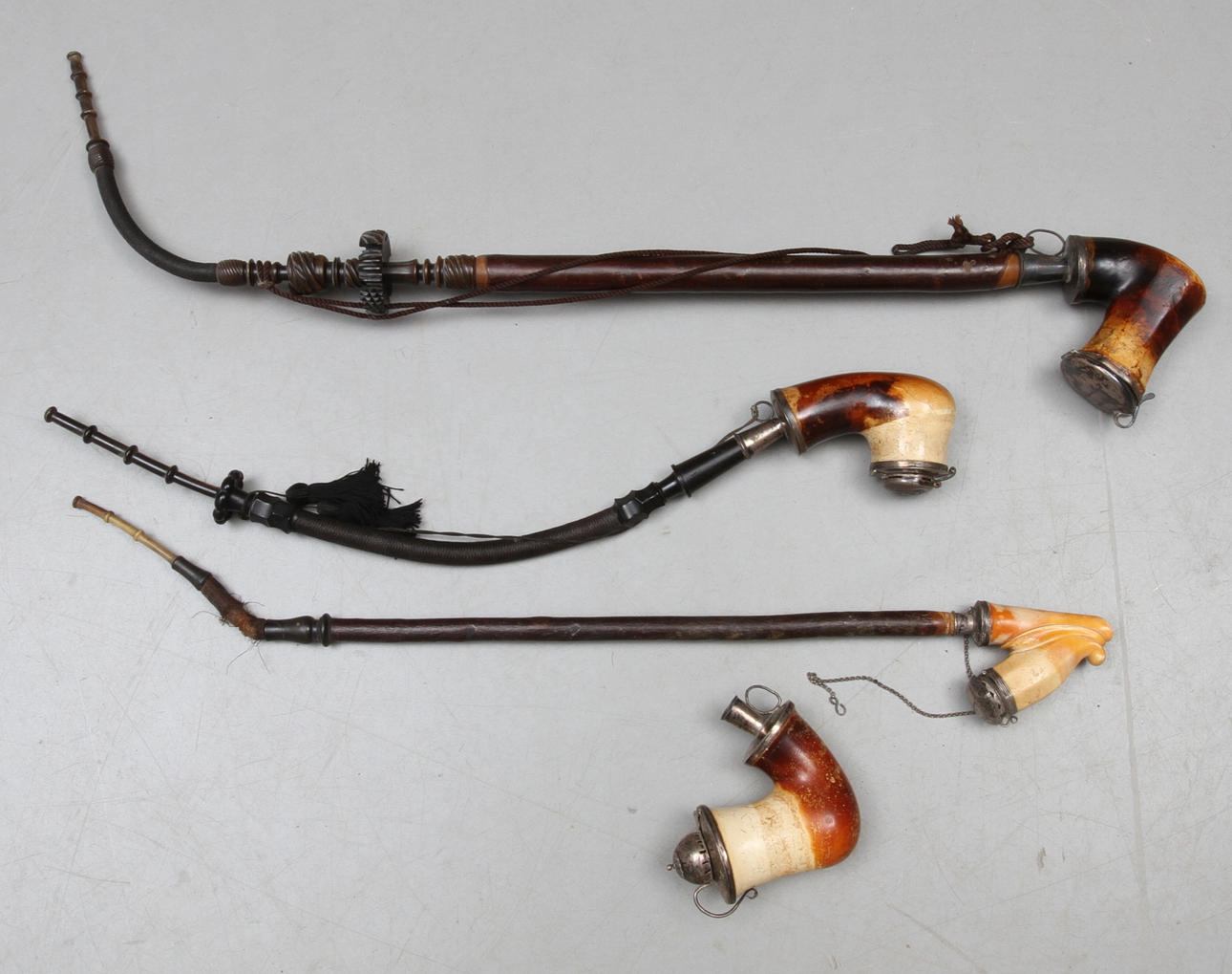LÅNGPIPOR, 3 st samt PIPHUVUD, sjöskum, med silverbeslag, 1800-tal.