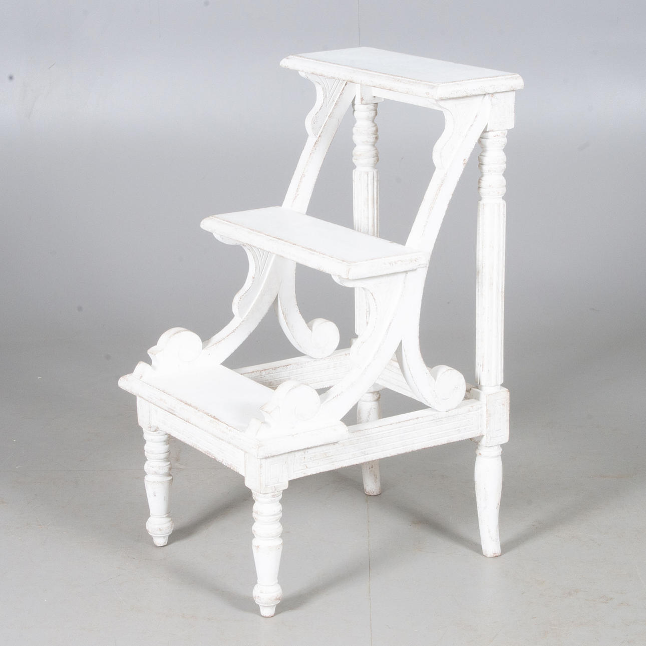 LIBRARY STEP, Victorian style, painted white. Furniture - Other - Auctionet