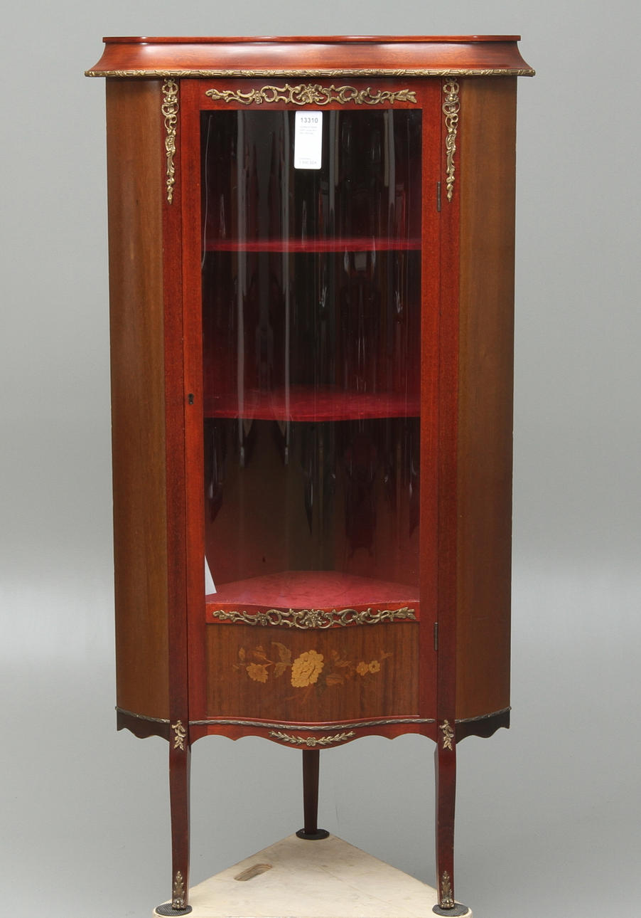 HÖRNVITRINSKÅP, Louis XV-stil, 1900-tal.