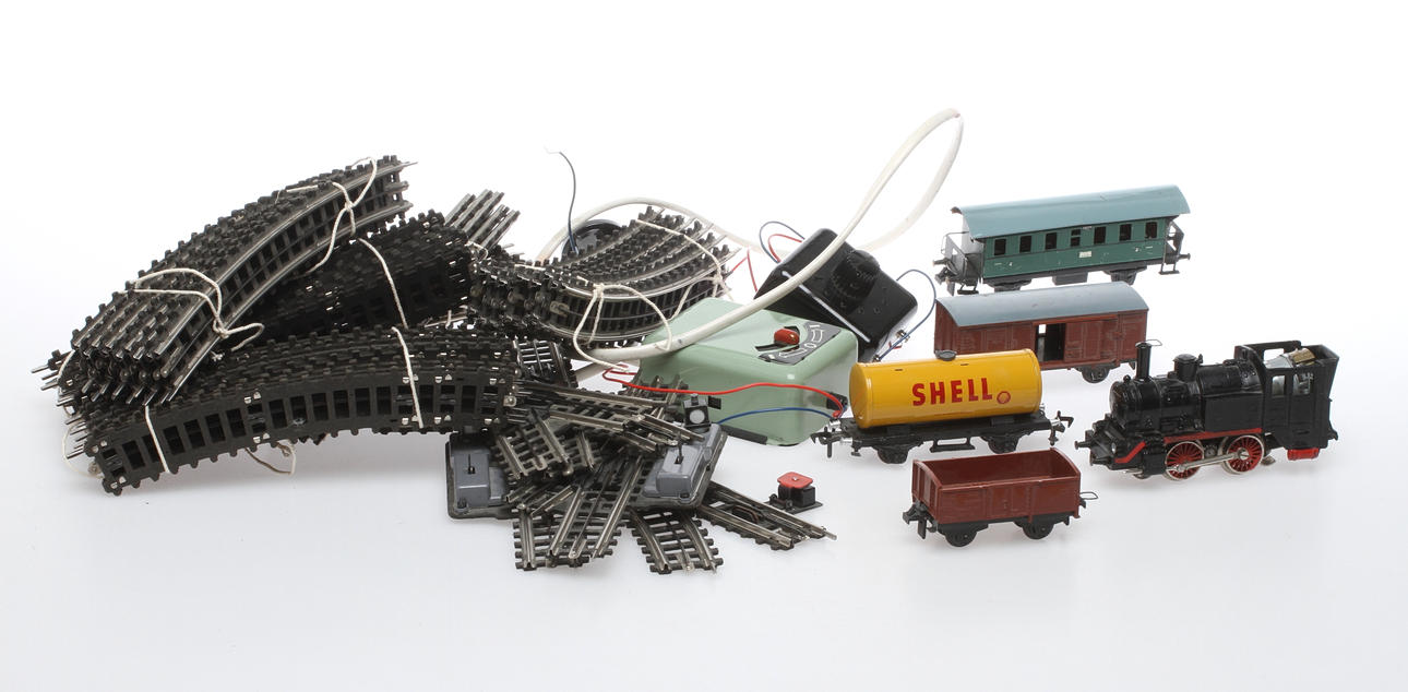 MODELLTÅG,TRIX. Ånglok, vagnar, trafo, räls och växlar.