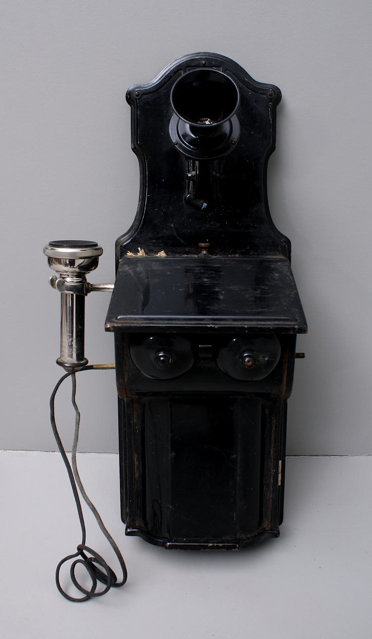 VÄGGTELEFON, LM Ericsson, plåt och metall, omkring 1900.