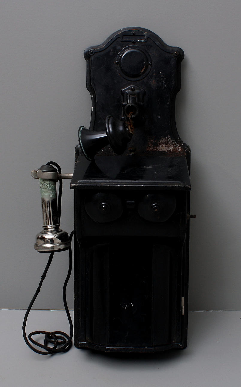 VÄGGTELEFON, LM Ericsson, plåt och metall, omkring 1900.