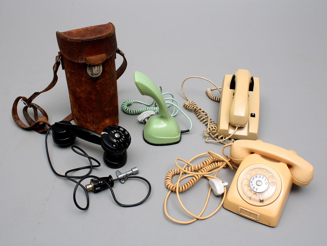 TELEFONER, 4 st: "Linjetelefon" + Cobra + Dialog + väggtelefon.