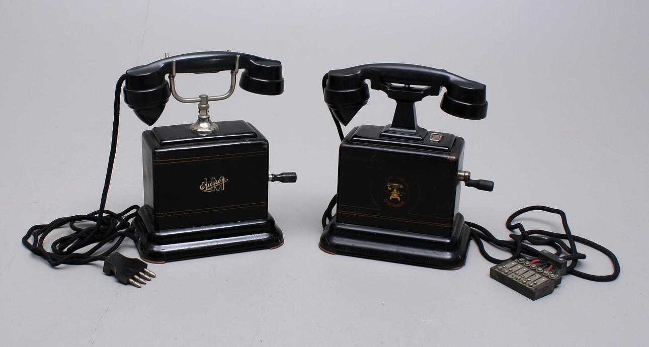 BORDSTELEFONER, 2 st, LM Ericsson, metall/bakelit, 1930-/1940-tal.