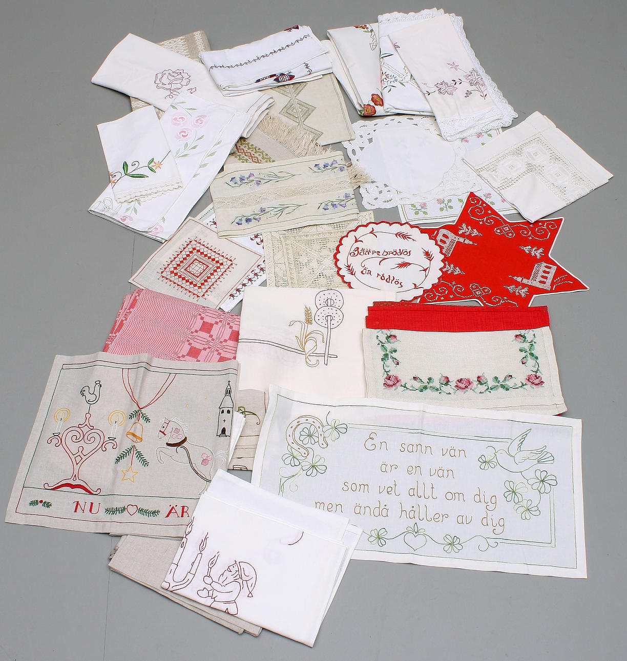 HANDARBETE BRODERI, 30 st, dukar, bonader, handduksförhängen.