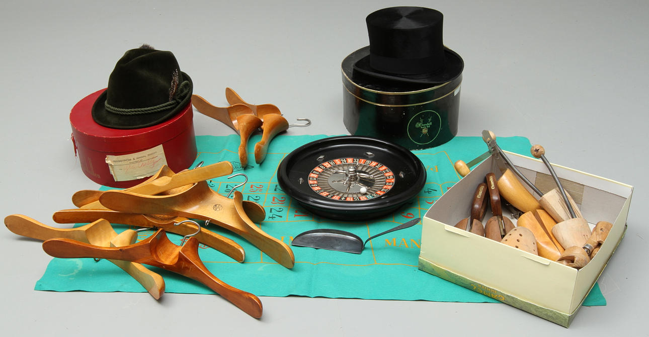 PARTI DIVERSE, bla hattar, 2 st, klädhängare och skoblock mm.