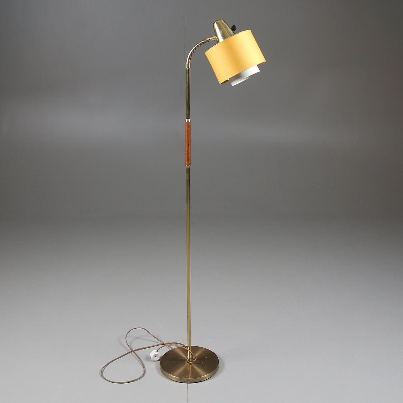 GOLVLAMPA, mässing och teak, 1960-tal.