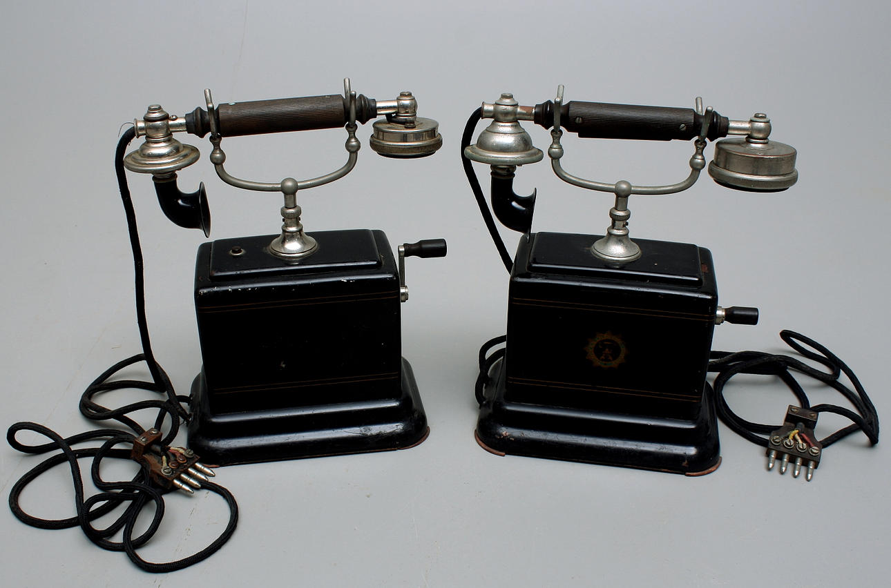 BORDSTELEFONER, 2 st LM Ericsson, 1920-/1930-tal + VERKTYGSSET.