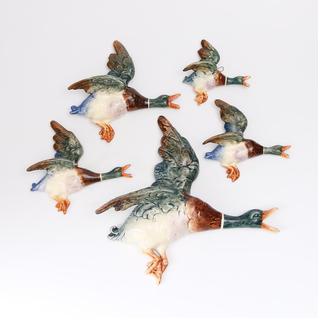 VÄGGRELIEFER, 5 st, porslin, flygande änder, Royal Dux, 1900-talets mitt.