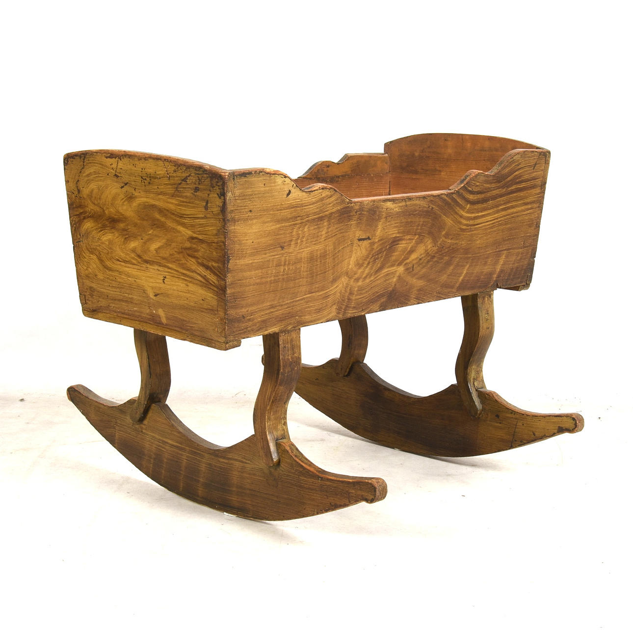 BARNVAGGA, trä, 1900-talets första hälft.