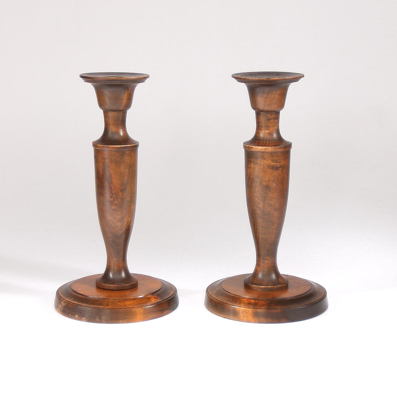 LJUSSTAKAR, ett par, "Liljeholmen", Carl Malmsten, 1900-talets andra hälft.