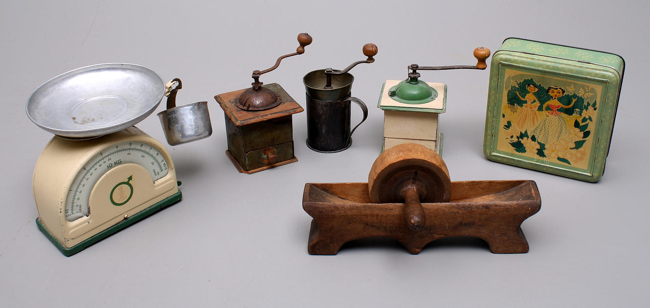 KÖKSVÅG + KAFFEKVARNAR, 4 st + PLÅTBURK + KRYDDMALARE.