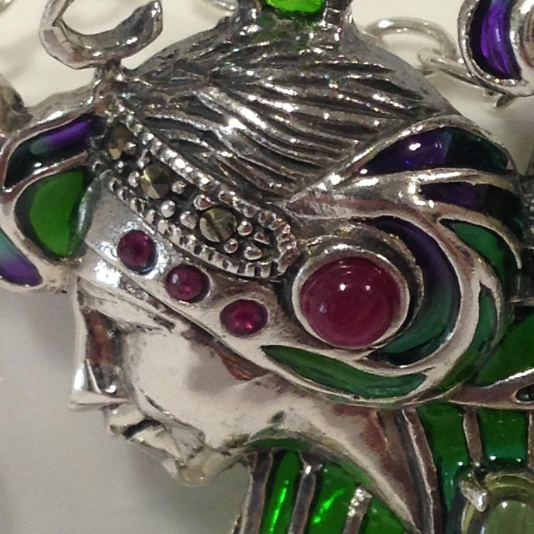 ZIGENARE/BURLESK HALSBAND.