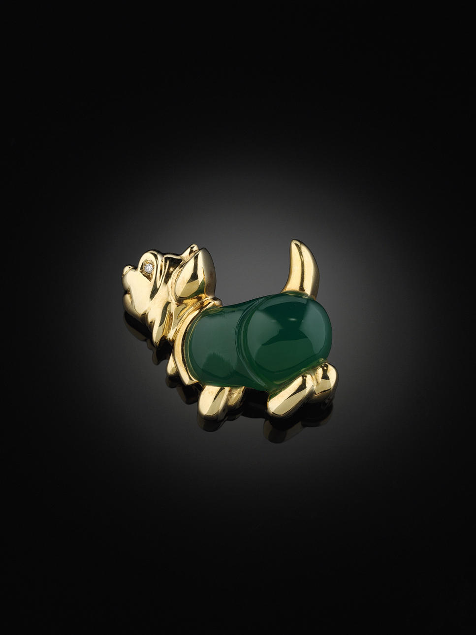 BROSCH, 18 kt guld i form av en hund med grön kalcedon (D2) och en liten briljant ca 0.01 ct.