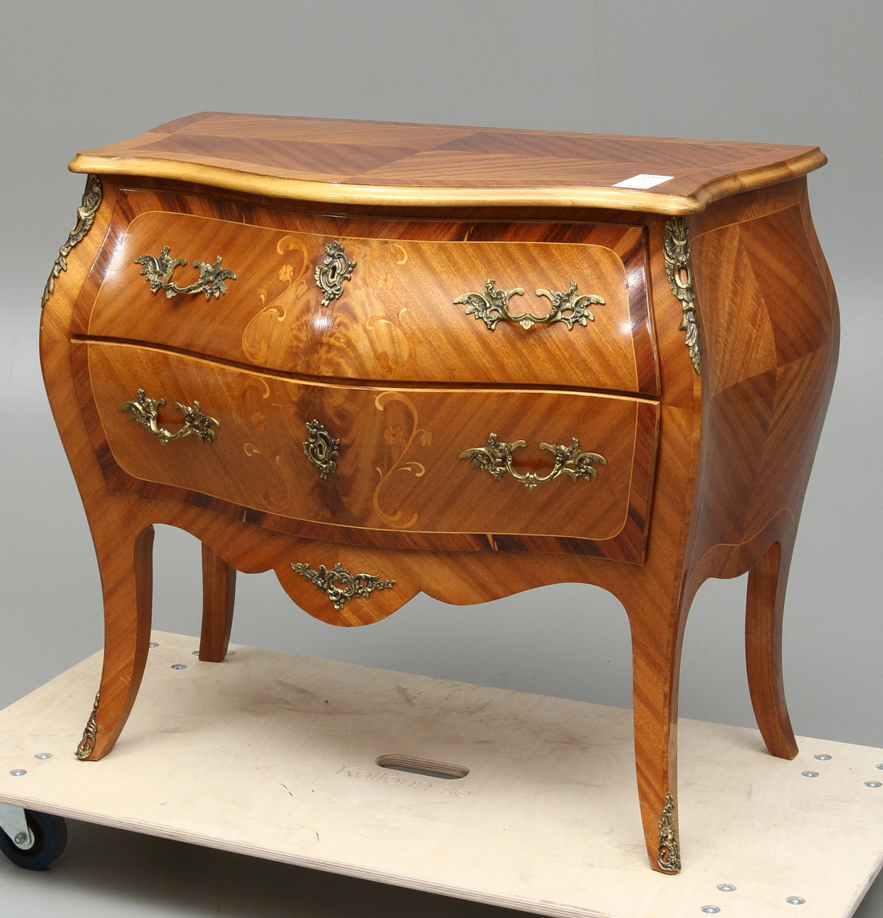 BYRÅ, rokokostil, 1900-tal.