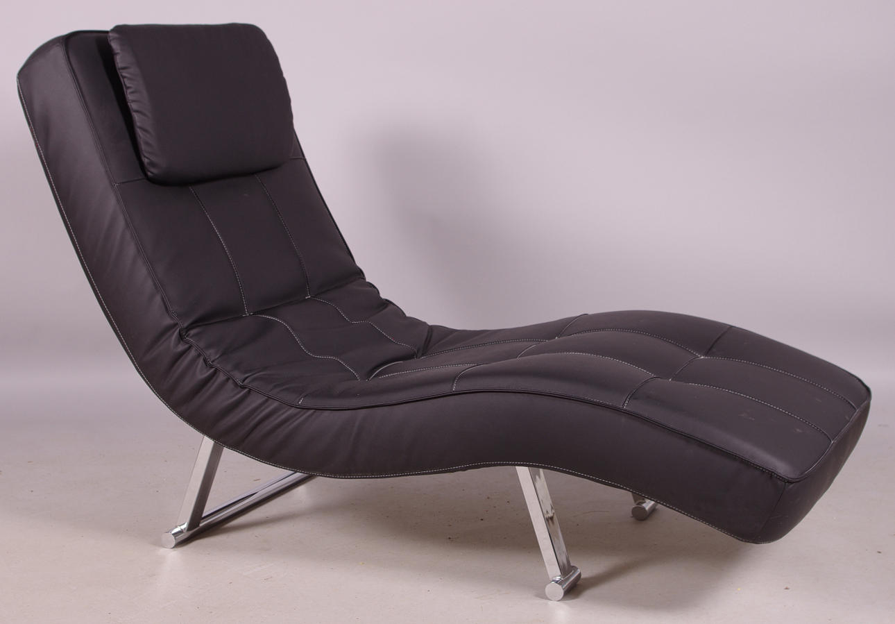 VILFÅTÖLJ, svart skinn med kromben.