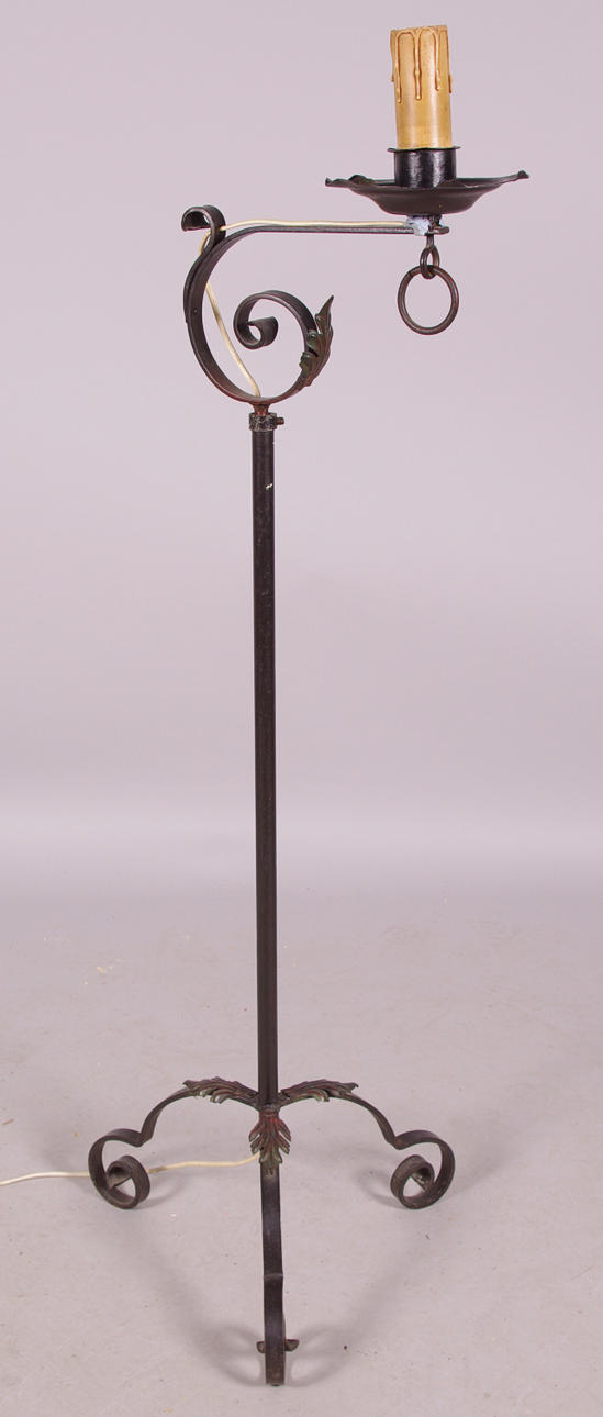 GOLVLAMPA, svartmålad smide, tidigt 1900-tal.