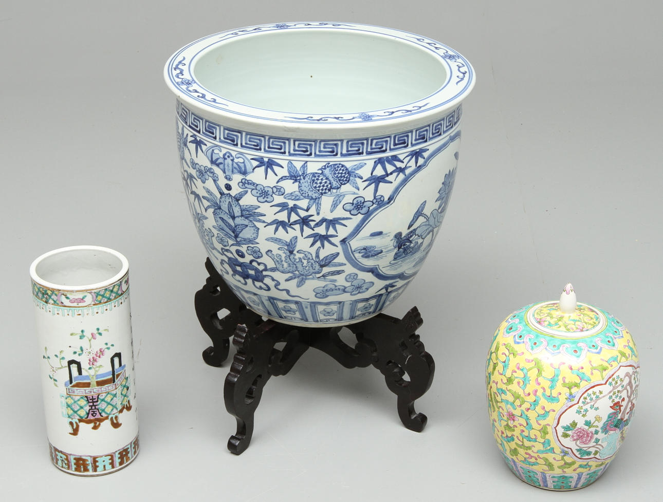 YTTERFODER, LOCKURNA samt PENSELVAS, Kina, 1900-tal.