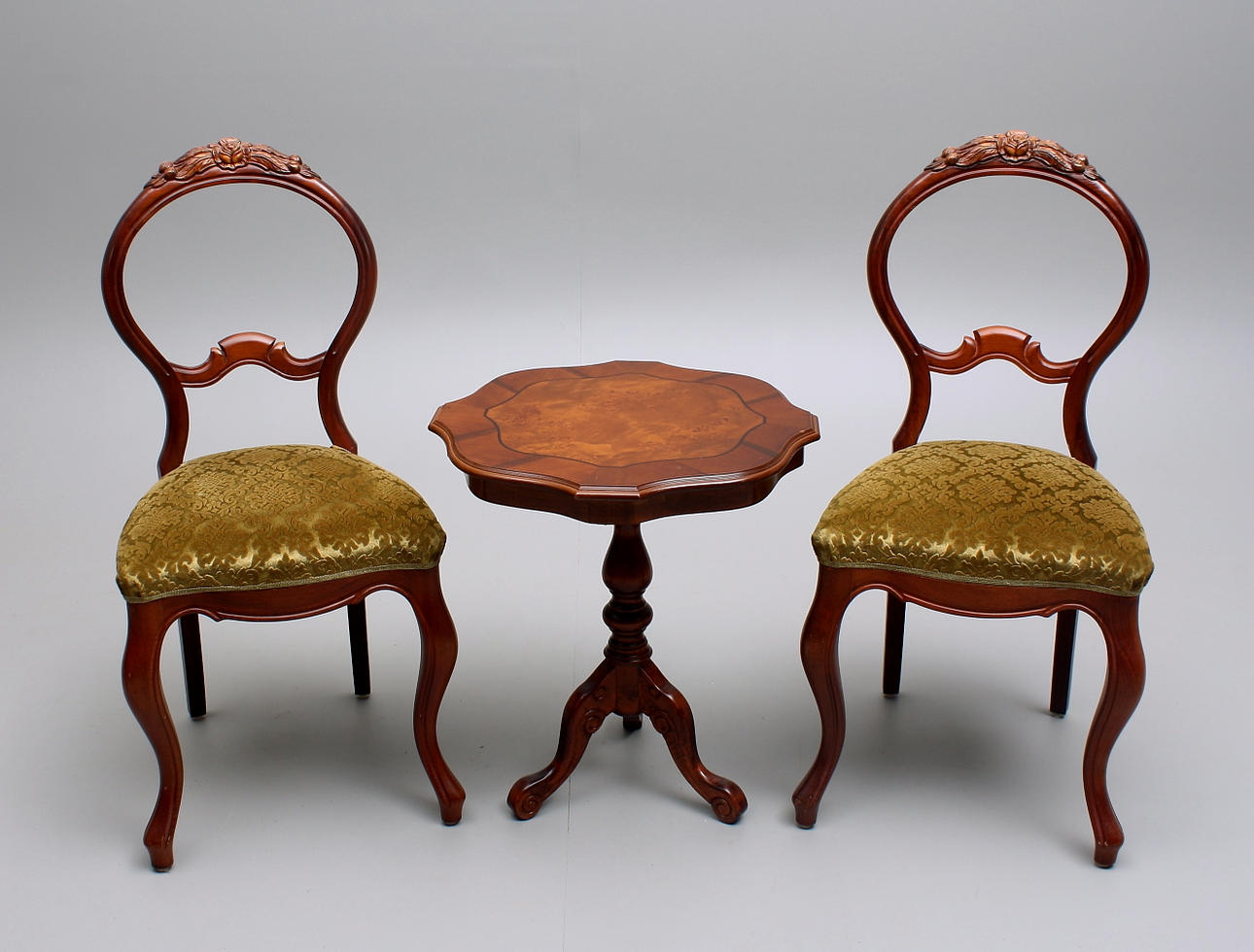 MÖBELGRUPP, 3 delar: STOLAR, ett par, nyrokokostil + PELARBORD, nyrokokostil, 1900-tal.