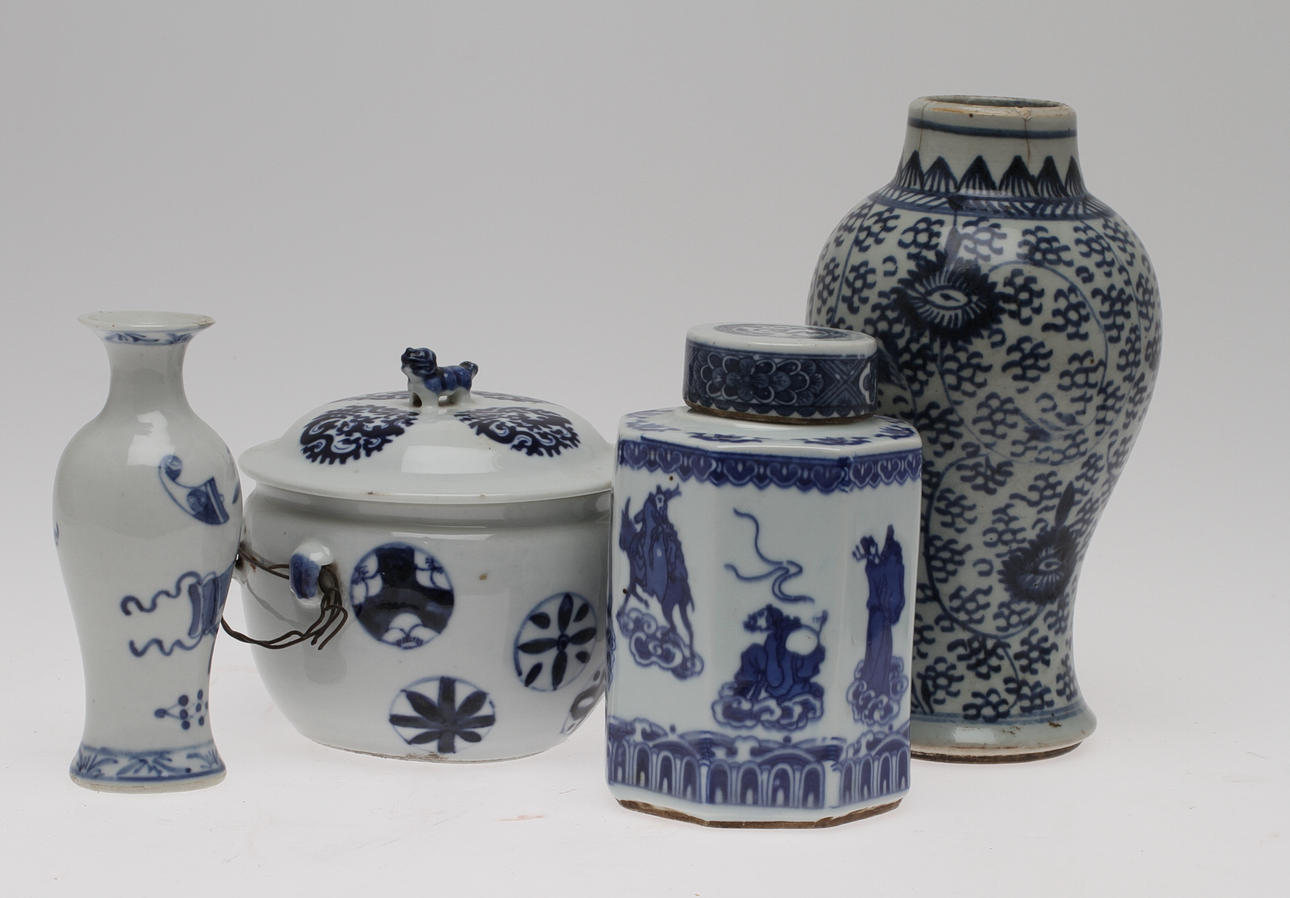 TEBURK, VASER 2 st samt LOCKSKÅL, orientaliskt, 1800/1900-tal.