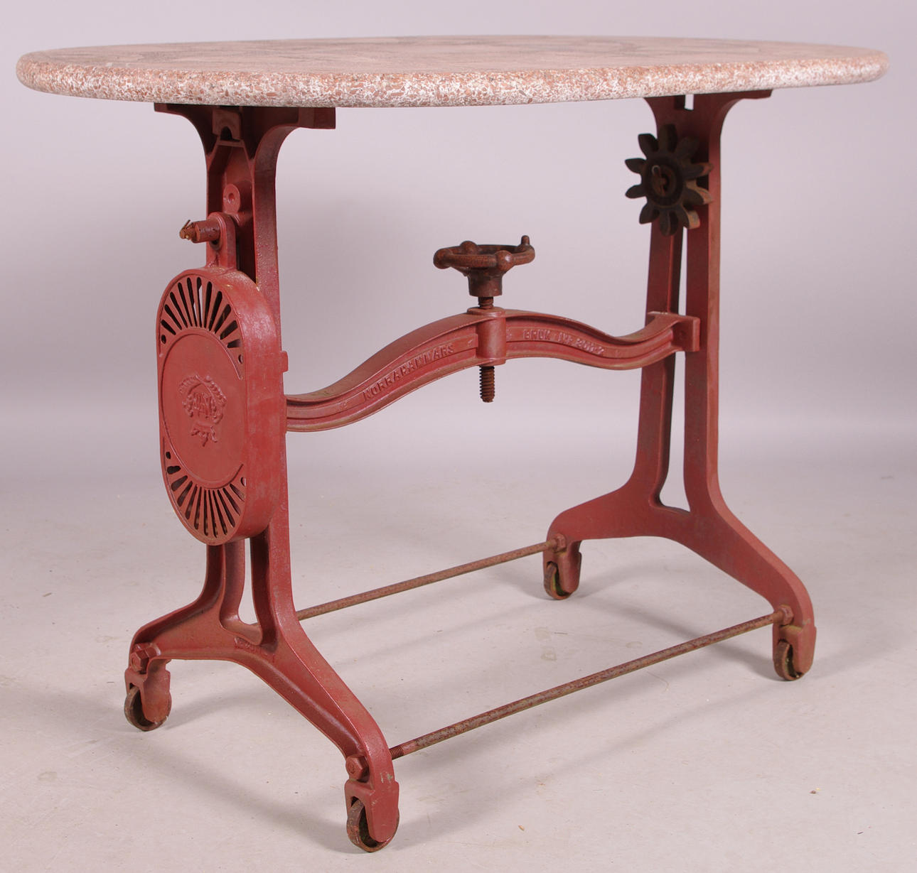 BORD, gjutjärnsunderrede med stenskiva.