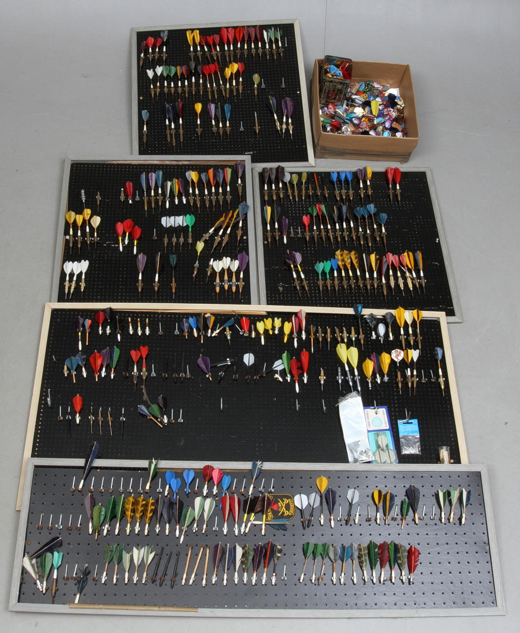 DARTPILAR, ca 100 kompletta samt diverse delar.