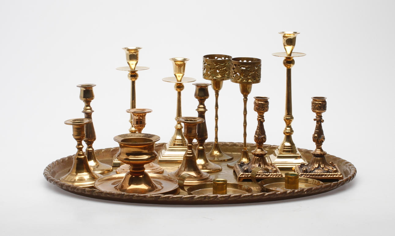 LJUSSTAKAR samt BRICKA, 16 delar, mässing och gulmetall, 1900-tal.