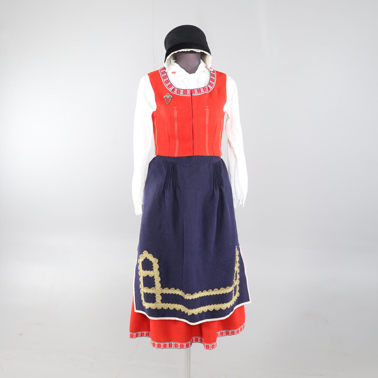 FOLKDRÄKT, "Toarpsdräkten",1900-tal.