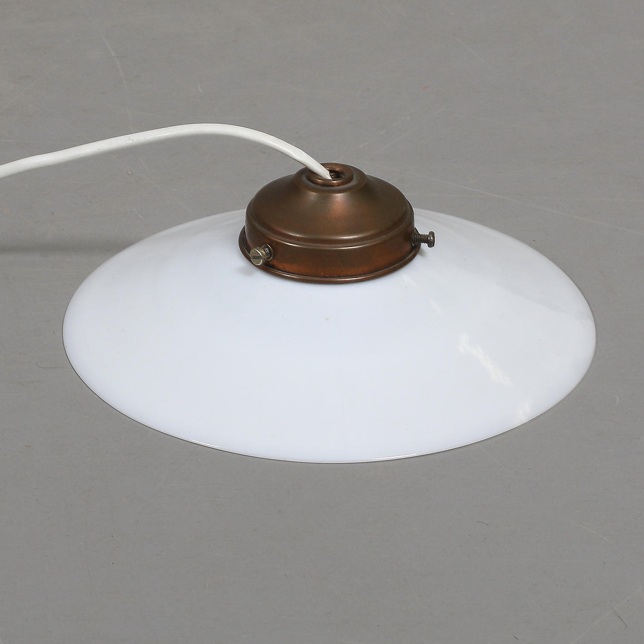 Schusterlampe, Metall, Opalglas, 20. Jahrhundert.