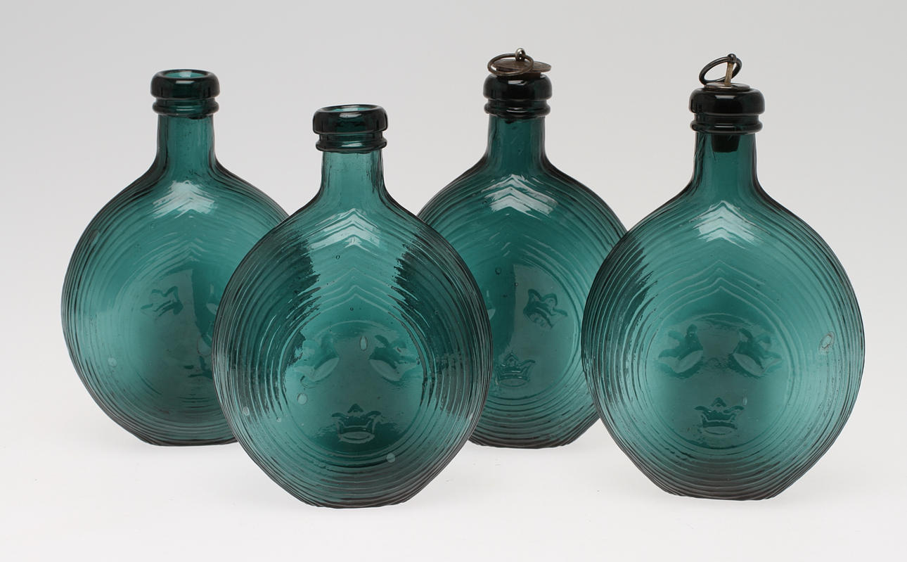 MILITÄRPLUNTOR, glas, med dekor av "Tre Kronor".