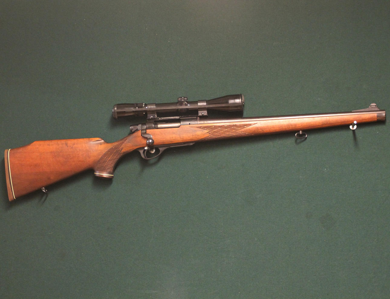 REMINGTON. Mohawk 600, Kaliber 222, Seriennummer 6246906.