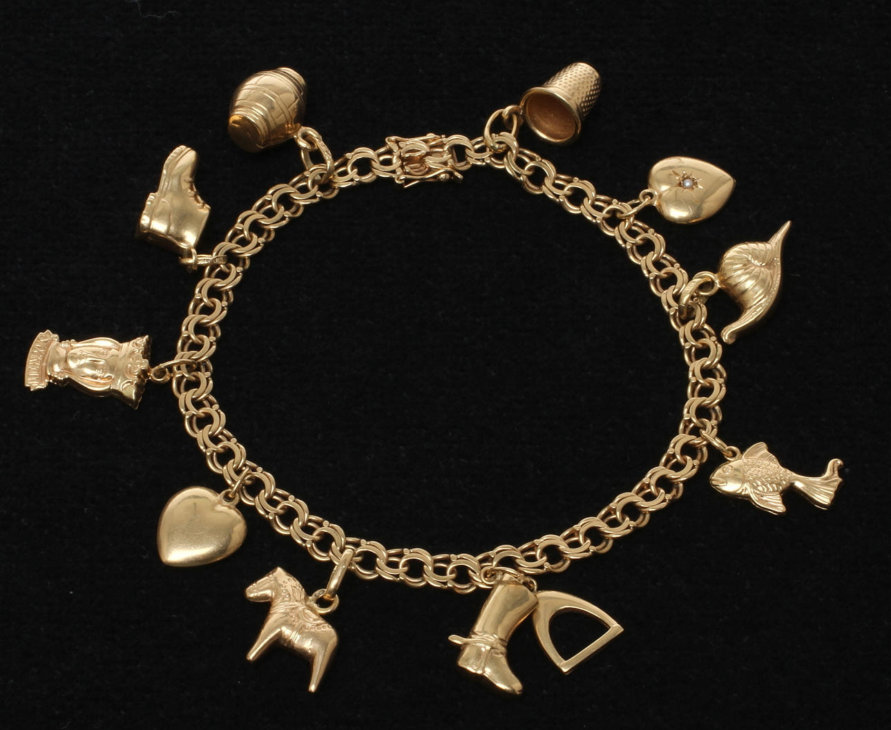 ARMBAND med berlocker, 18K guld, M.K:S Guldsmedsatelier Ab Stockholm 1960. Tot vikt ca 17,5 gram.