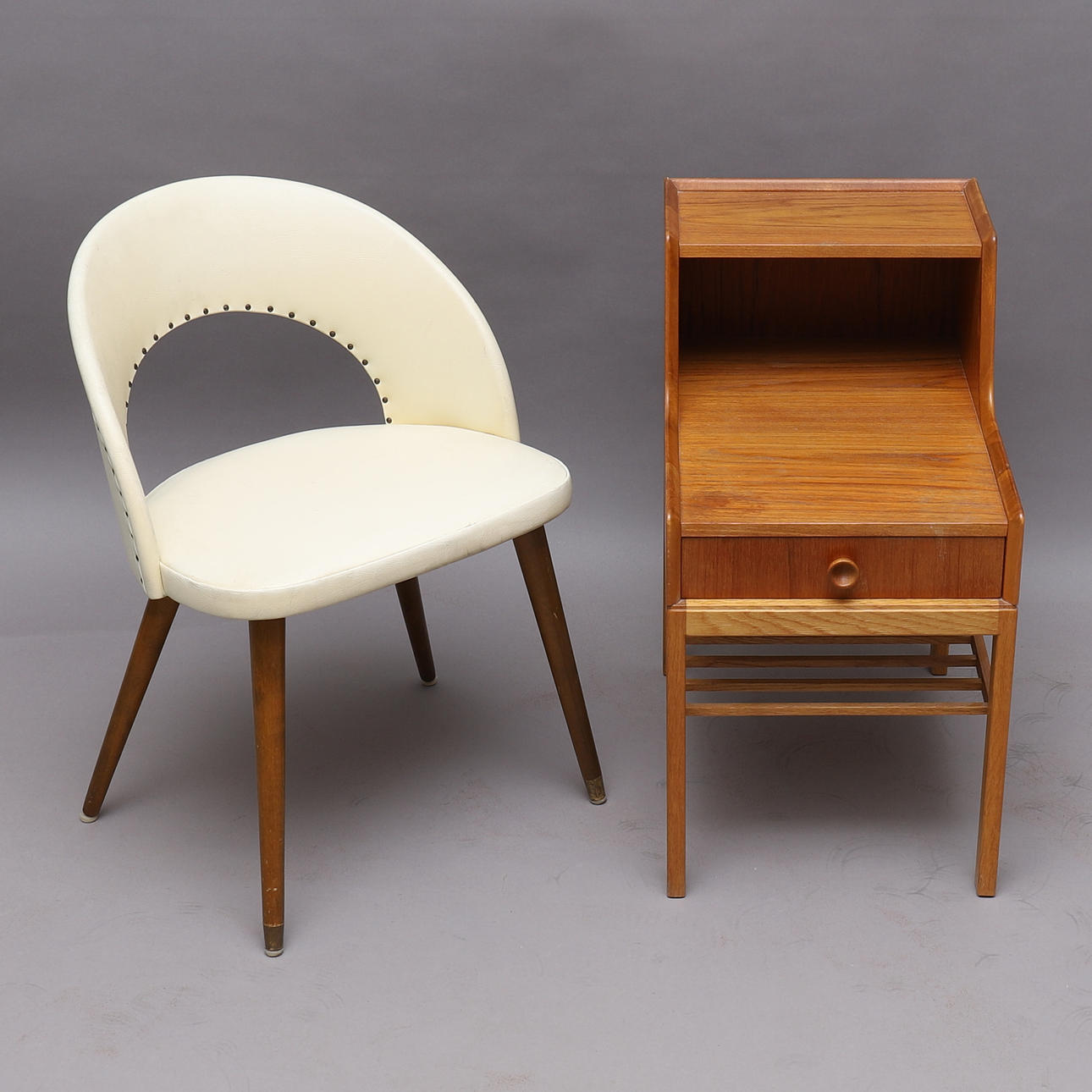 SÄNGBORD & STOL, trä/galon, 1900-talets mitt.