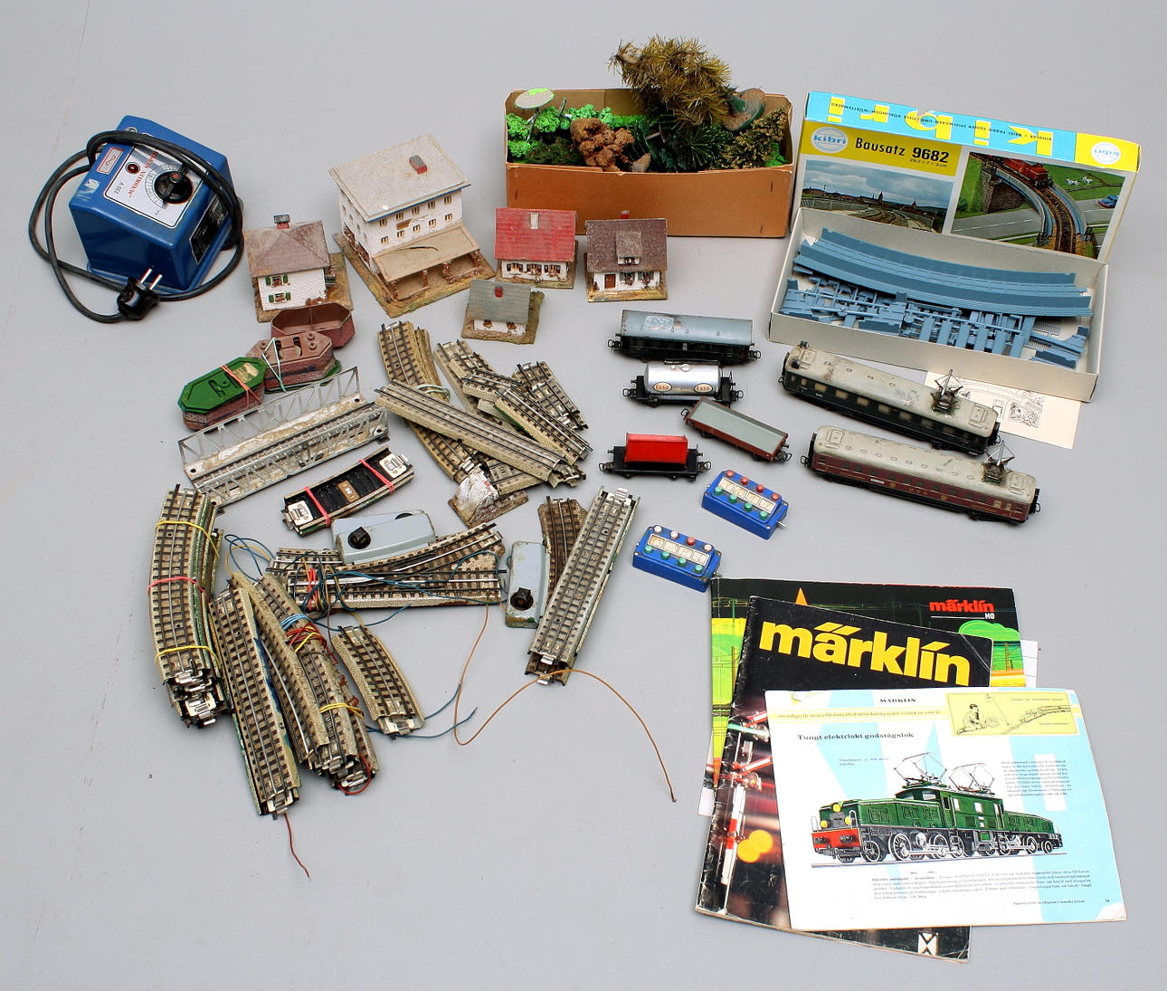 MODELLTÅG, 6 st, Märklin + RÄLS + MODELLHUS + KATALOGER.