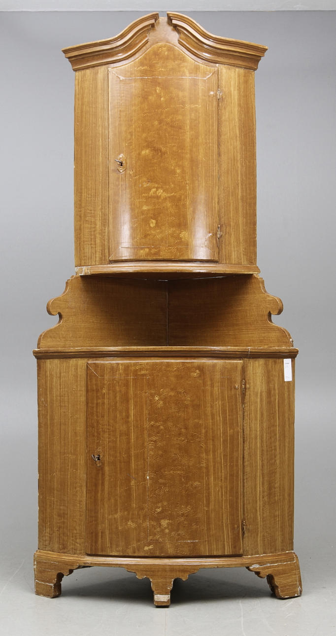 HÖRNSKÅP, allmoge, 1800-tal.