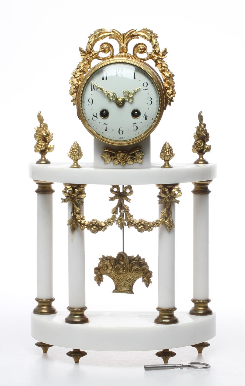 BORDSPENDYL, mässing och marmor, Louis XVI-stil, 1900-tal.