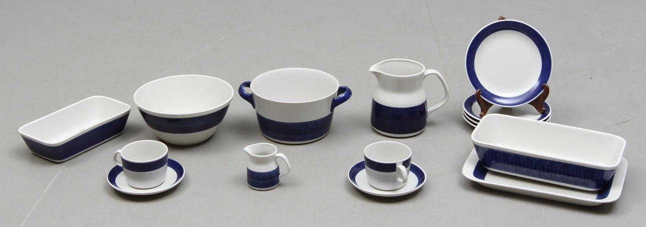 SERVISDELAR,ca 13 delar, porslin, "Koka blå", design Hertha Bengtson, Rörstrand.