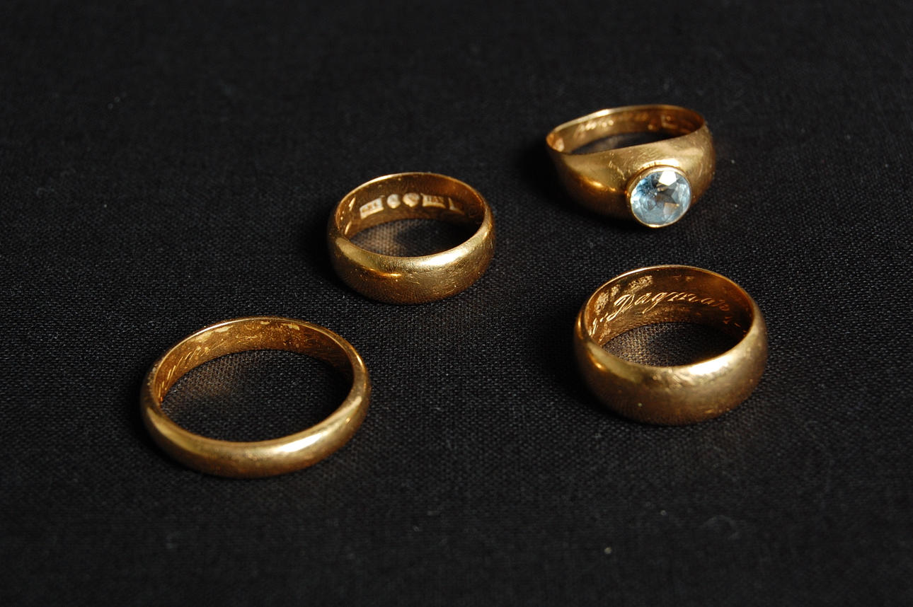 RINGAR, 4 st, 18 K guld, vikt 22 g.