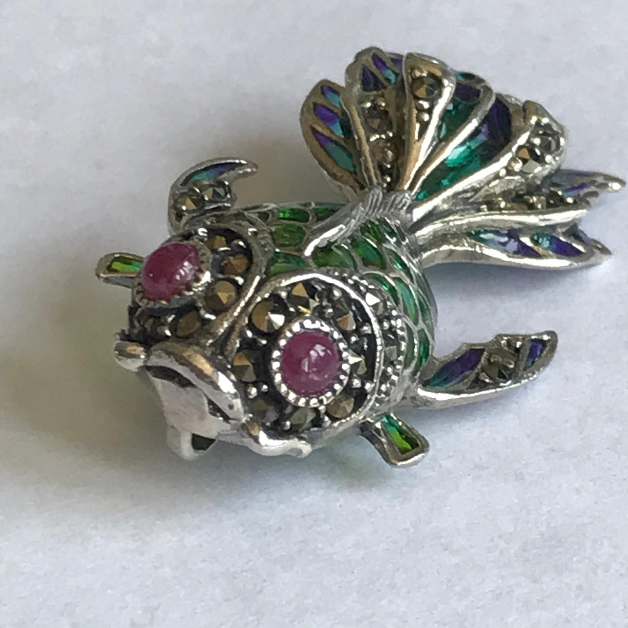 BROCHE / COLGANTE PEZ CONJUNTO RUBÍ.