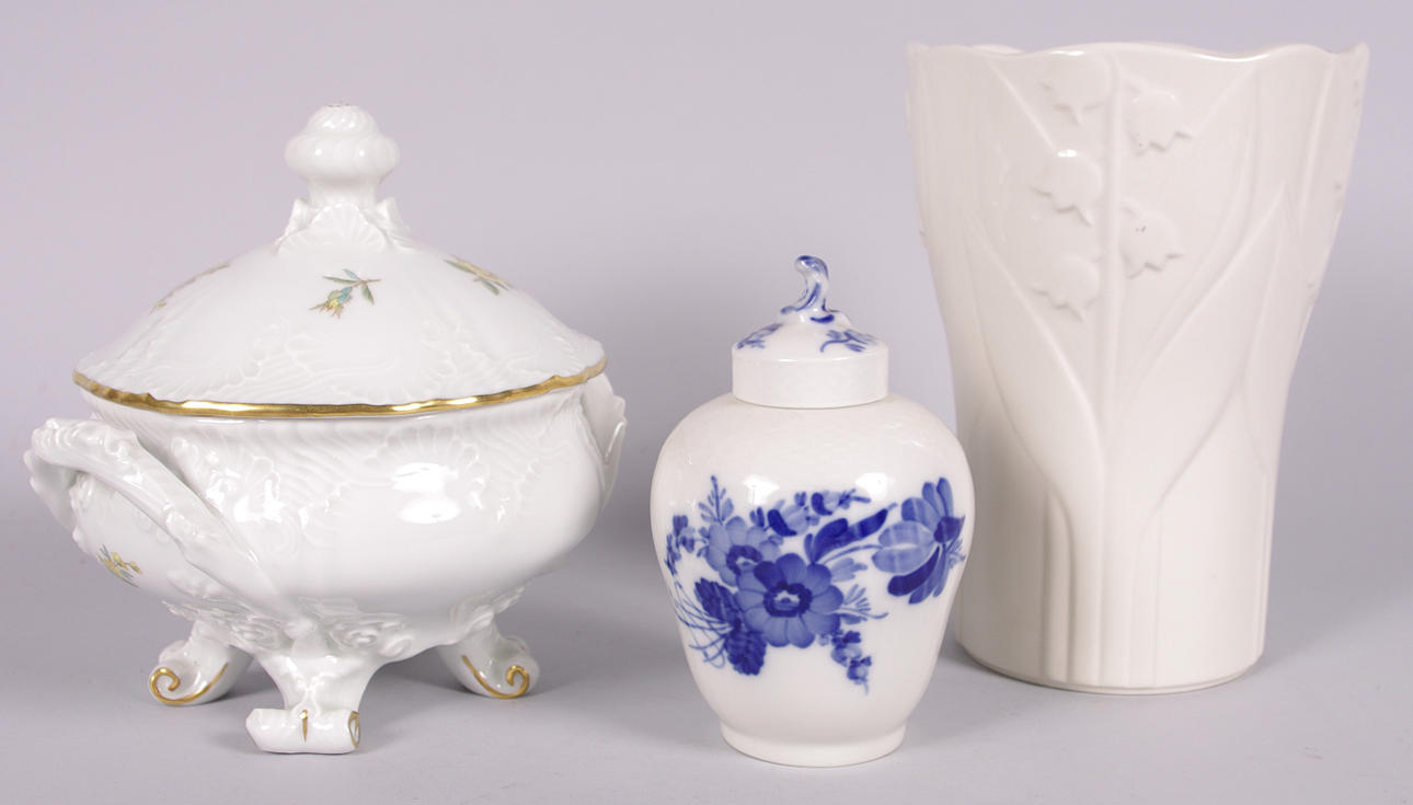 2 LOCKSKÅLAR SAMT VAS, höjd 13,5-19 cm.