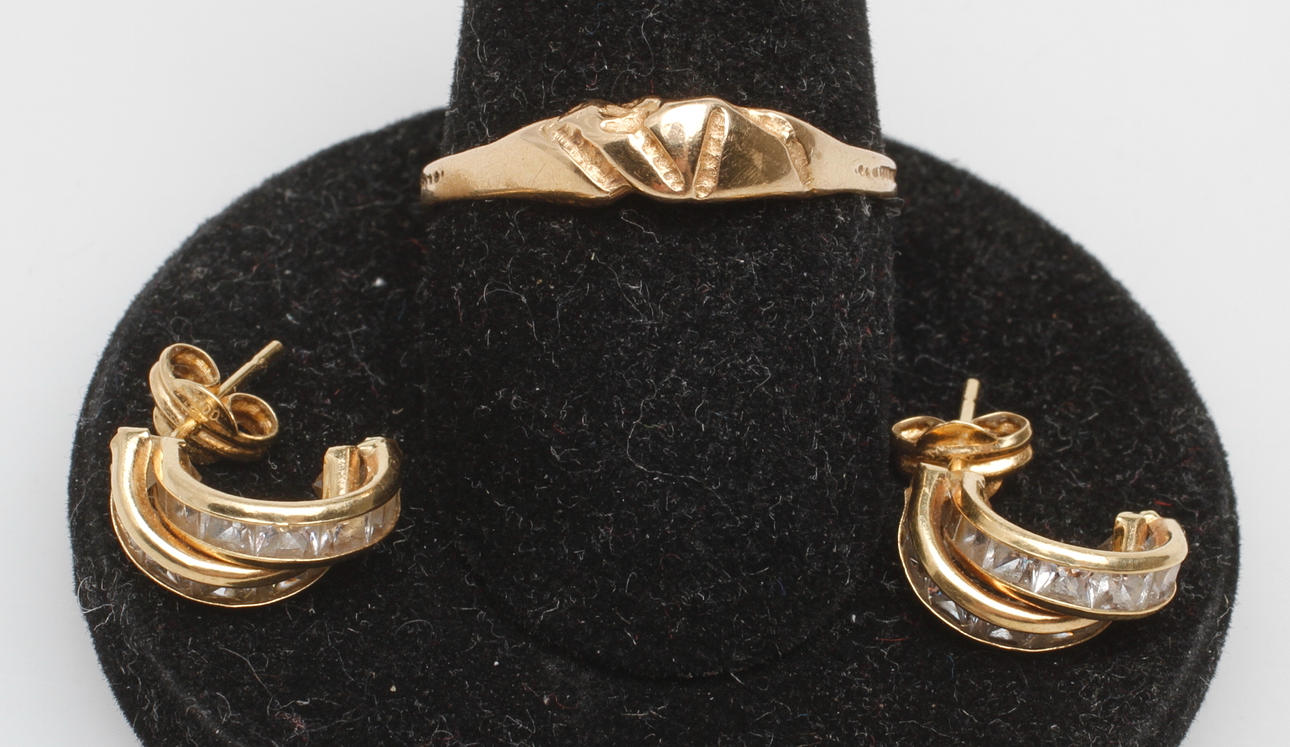 RING samt 1 PAR ÖRHÄNGEN, 18k guld, vikt ca 3,7 gr.