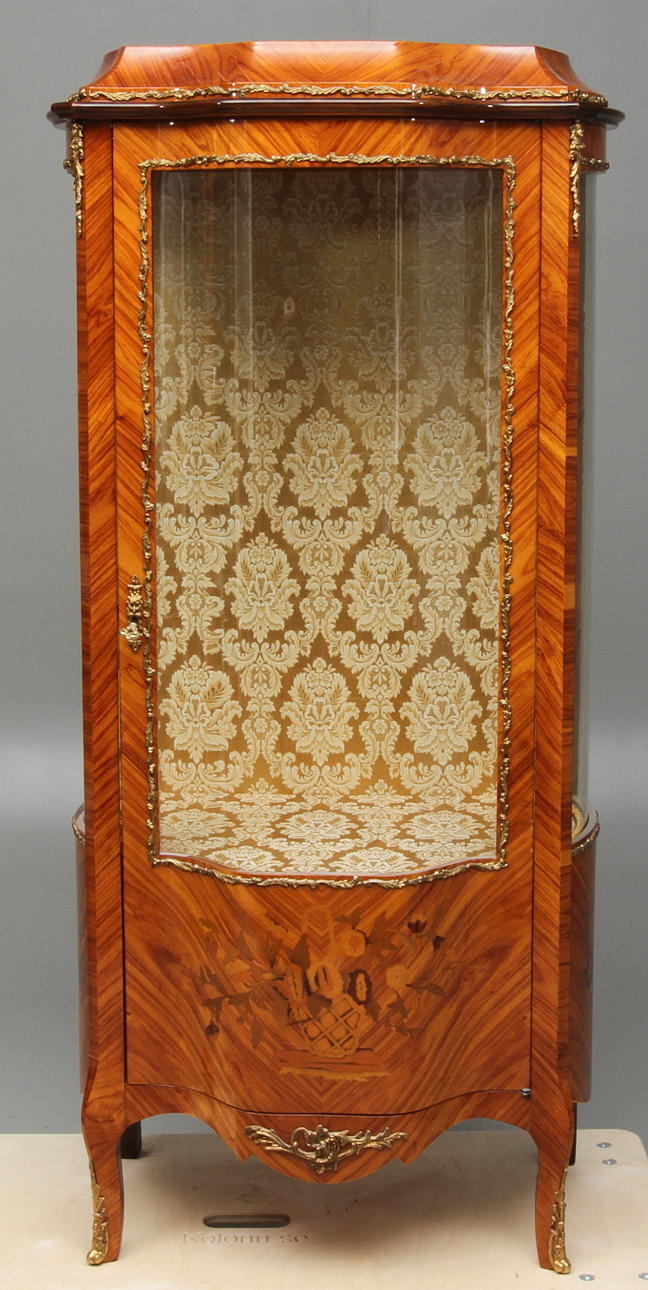 VITRINSKÅP, Louise XV-stil, intarsia, 1900-tal.