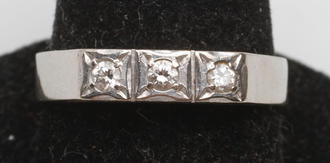 VITGULDSRING, 18k guld, 3 mindre diamanter, vikt ca 5,2 gr.