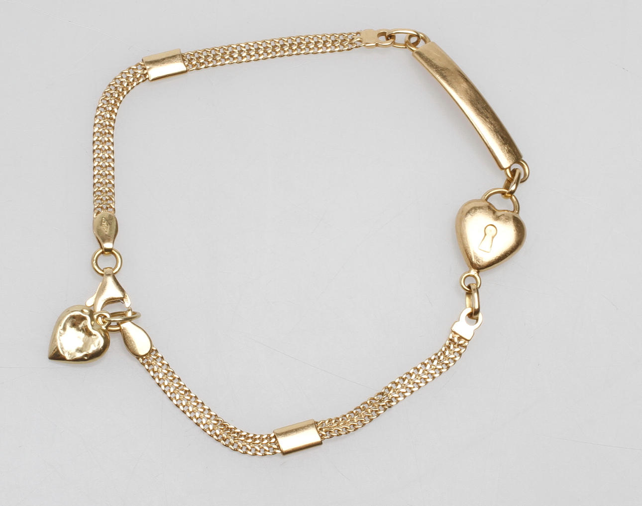 ARMBAND samt en BERLOCK,18k guld, vikt ca 5 gr.
