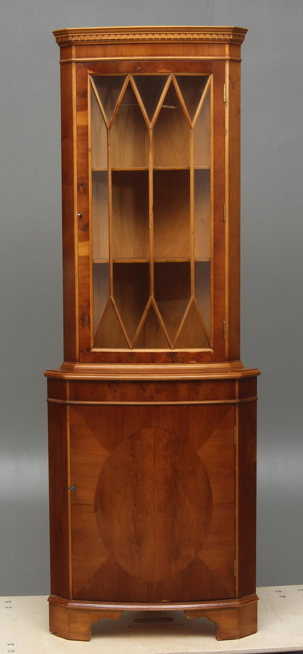 HÖRNVITRINSKÅP, 1900-tal.