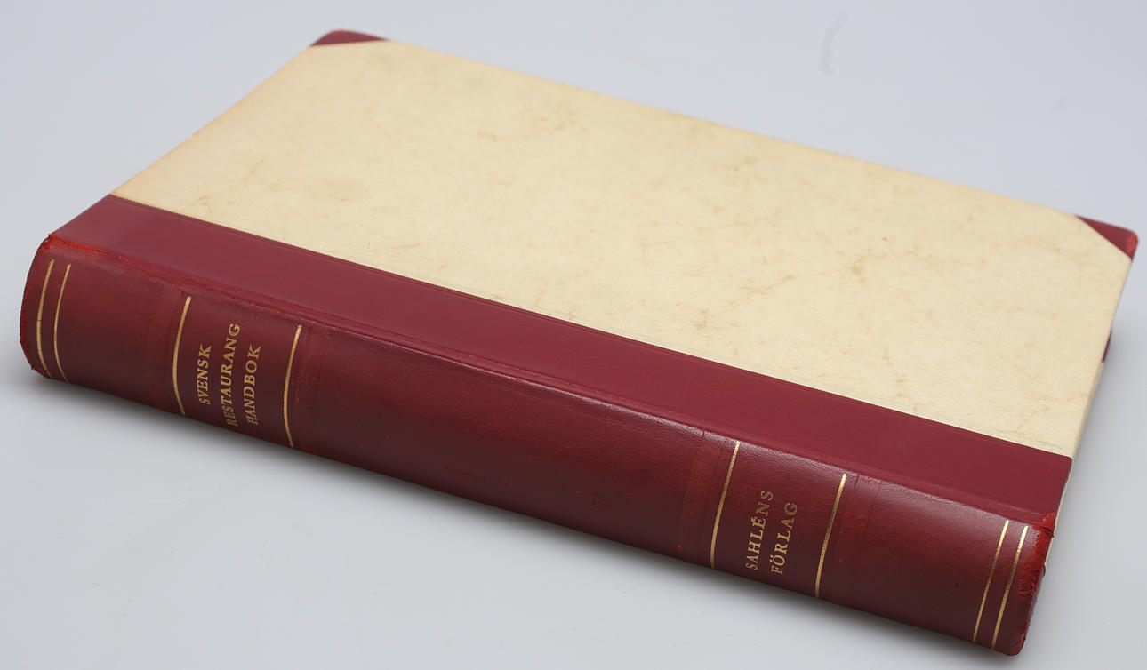 BOK i halvfranskt band. Svensk restaurang handbok av Karl Erik Lagerberg och Julius Carlsson.