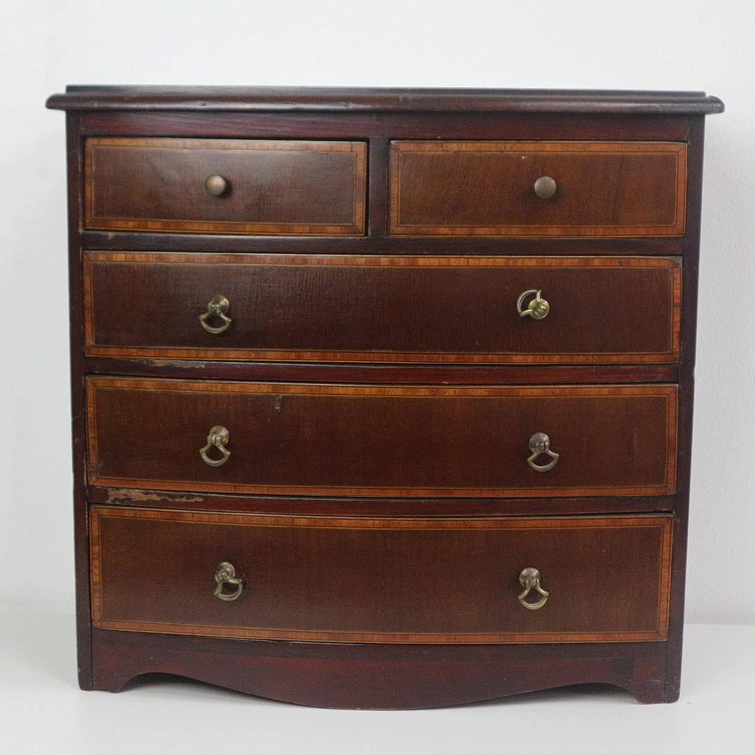 CÓMODA ANTIGUA MODELO INGLESA.